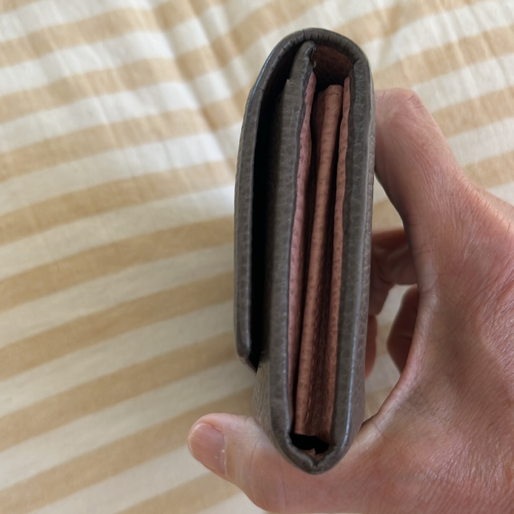 GUCCI. CLASSIC. Fits a Apple iPhone perfectly!!! Euc. - Picture 12 of 14